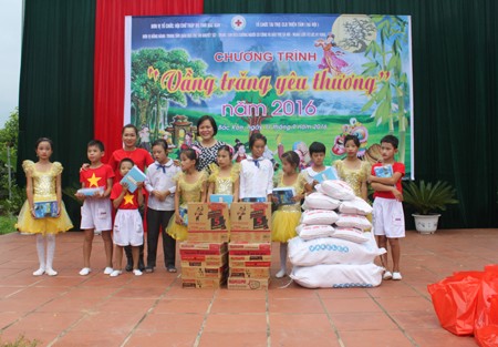 La fête de la mi-automne pour les enfants démunis de Bac Kan - ảnh 1